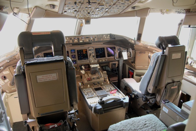 Boeing_777-200ER_cockpit